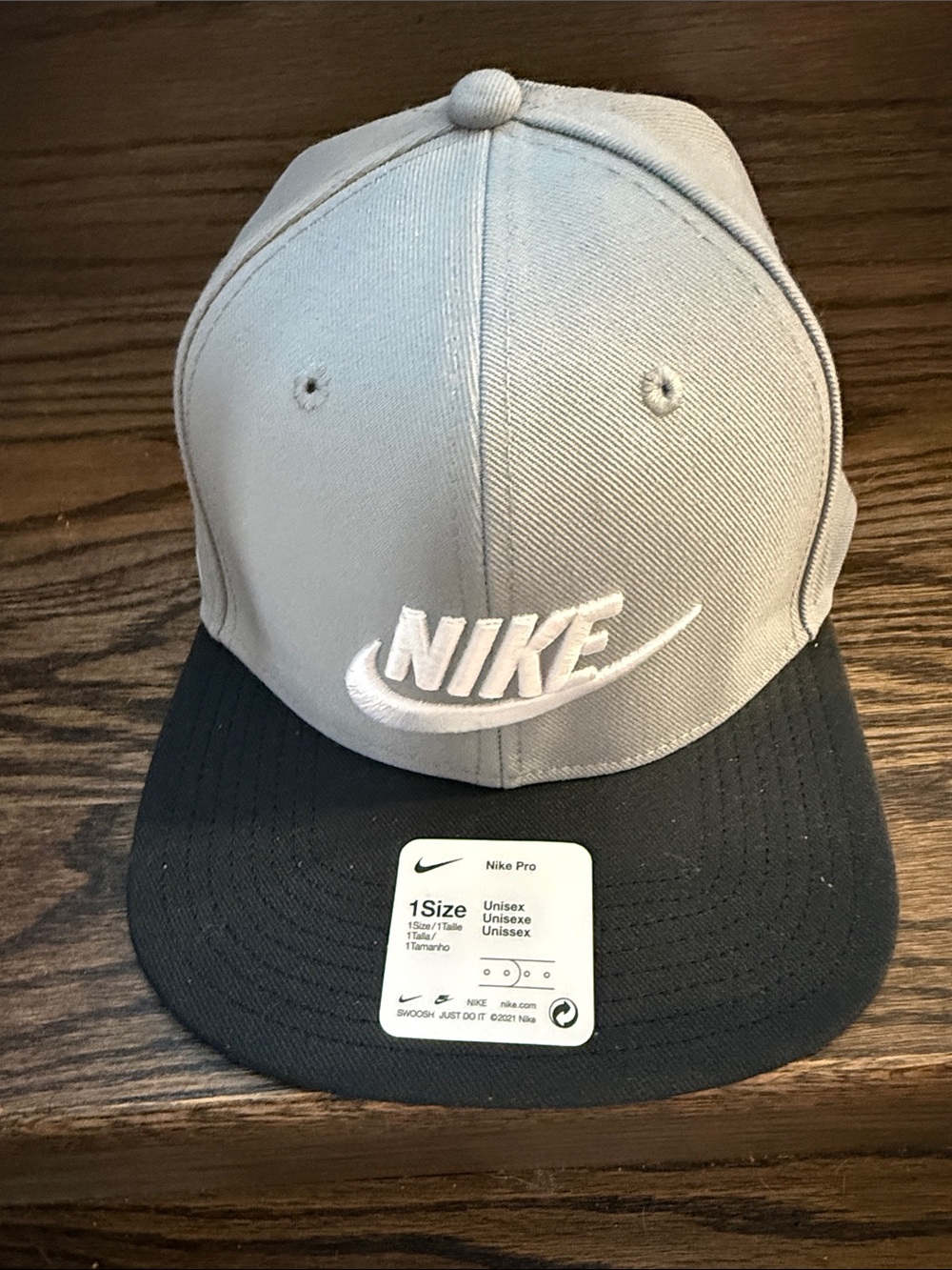 Nike Men’s Light Gray and Black Two-Tone Pro Cap